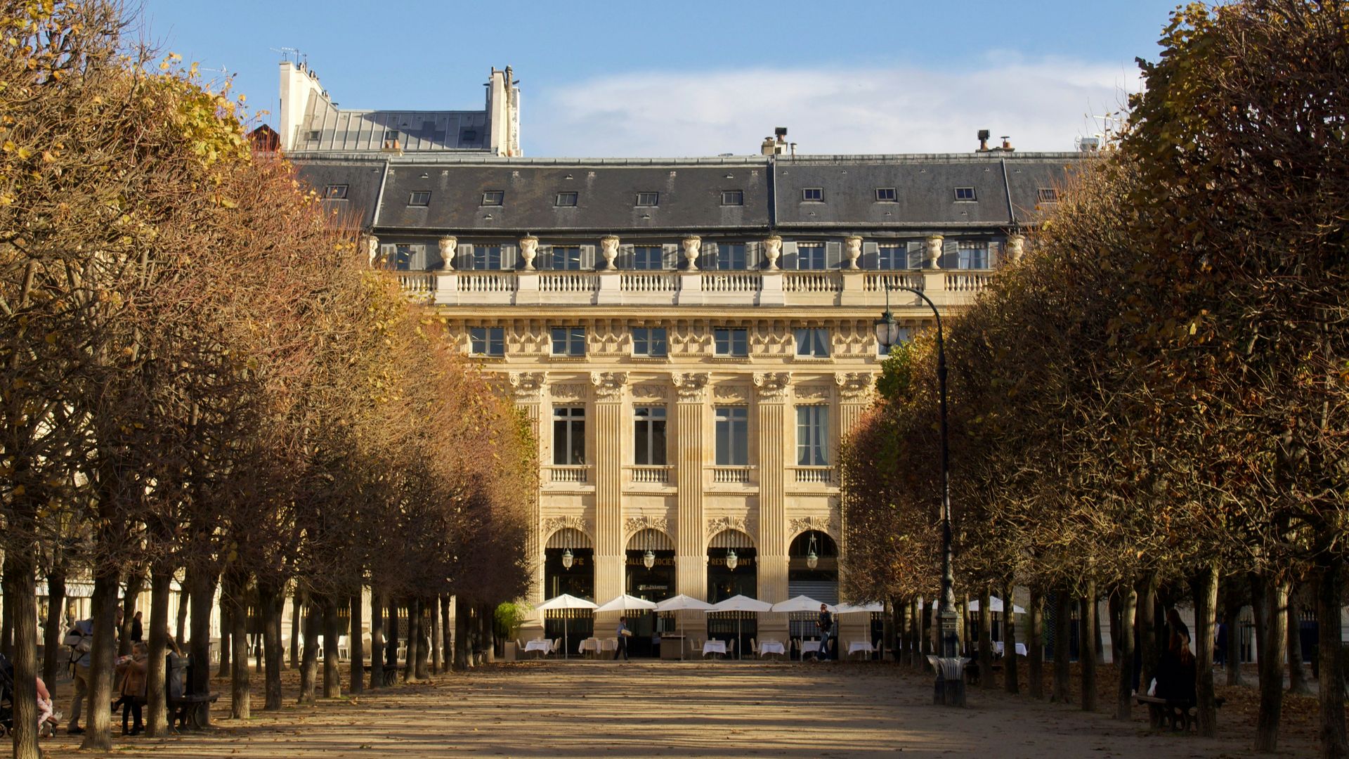 Palais classique parisien aux teintes d'automne